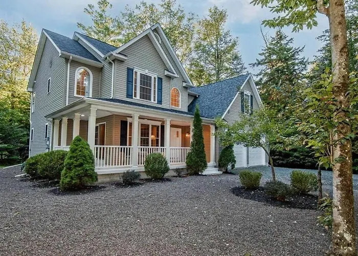Luxury 4 Bedroom House In Pocono Mountains In Golf Course Near Lake