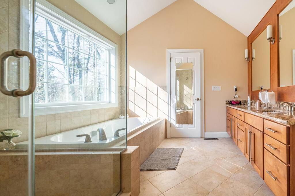 Luxury 4 Bedroom House In Pocono Mountains In Golf Course Near *