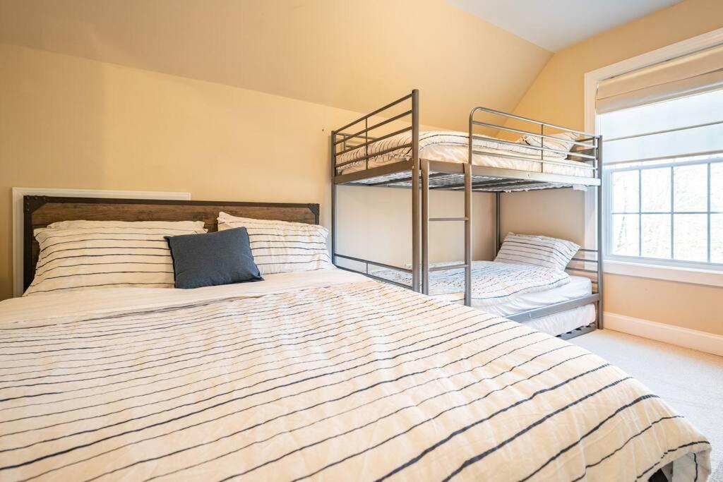 Luxury 4 Bedroom House In Pocono Mountains In Golf Course Near Ferienhaus